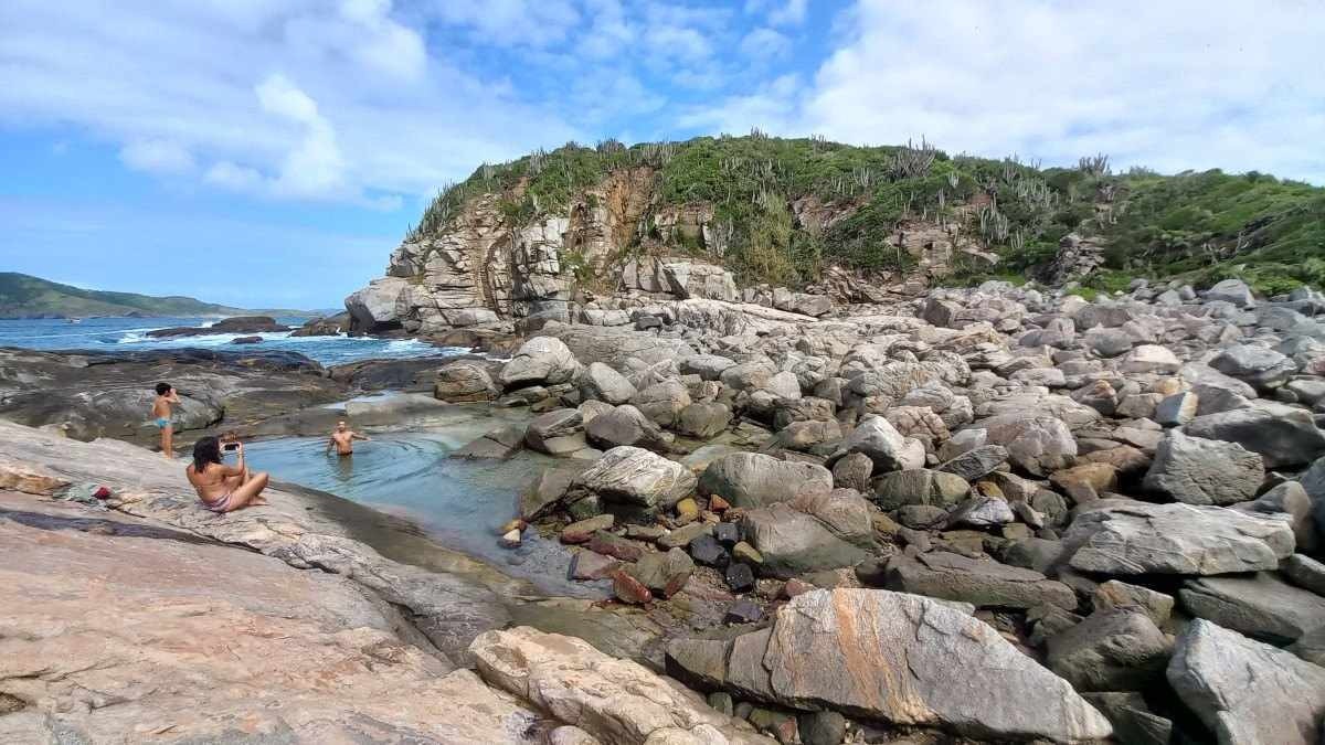Também desconhecidas de muita gente, as piscinas naturais formadas nas rochas ficam ao lado da Praia das Conchas  