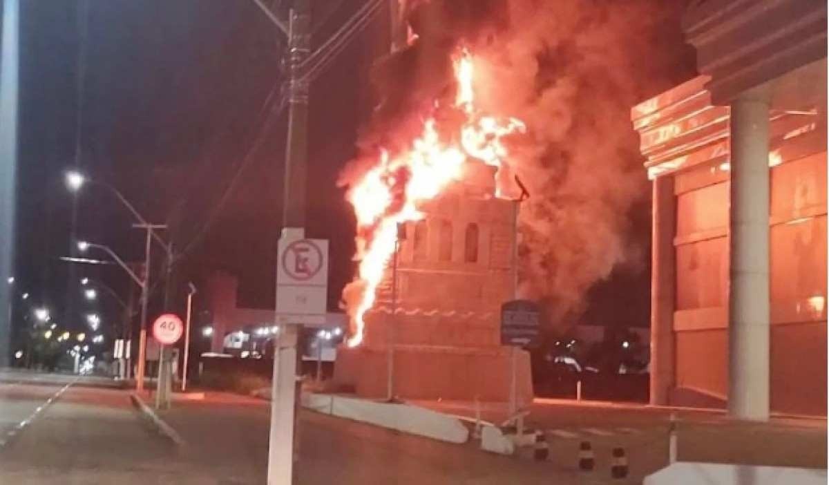 Havan oferece R$ 100 mil por informações sobre incêndio em estátua