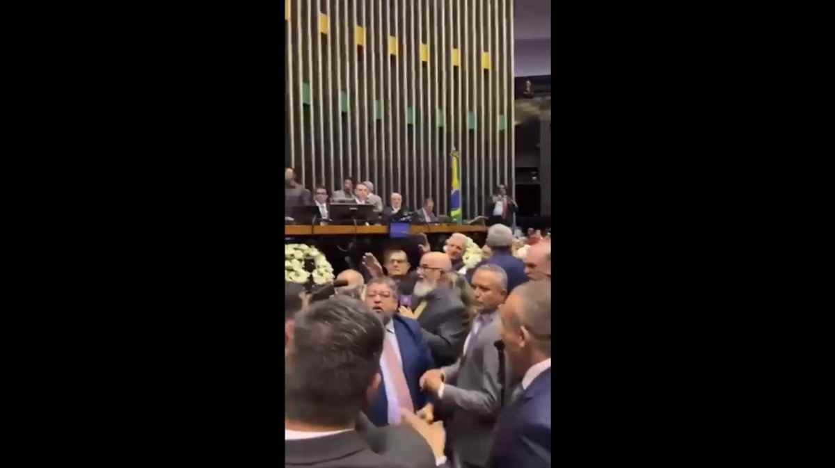Vice-presidente do PT dá tapa na cara de parlamentar de oposição