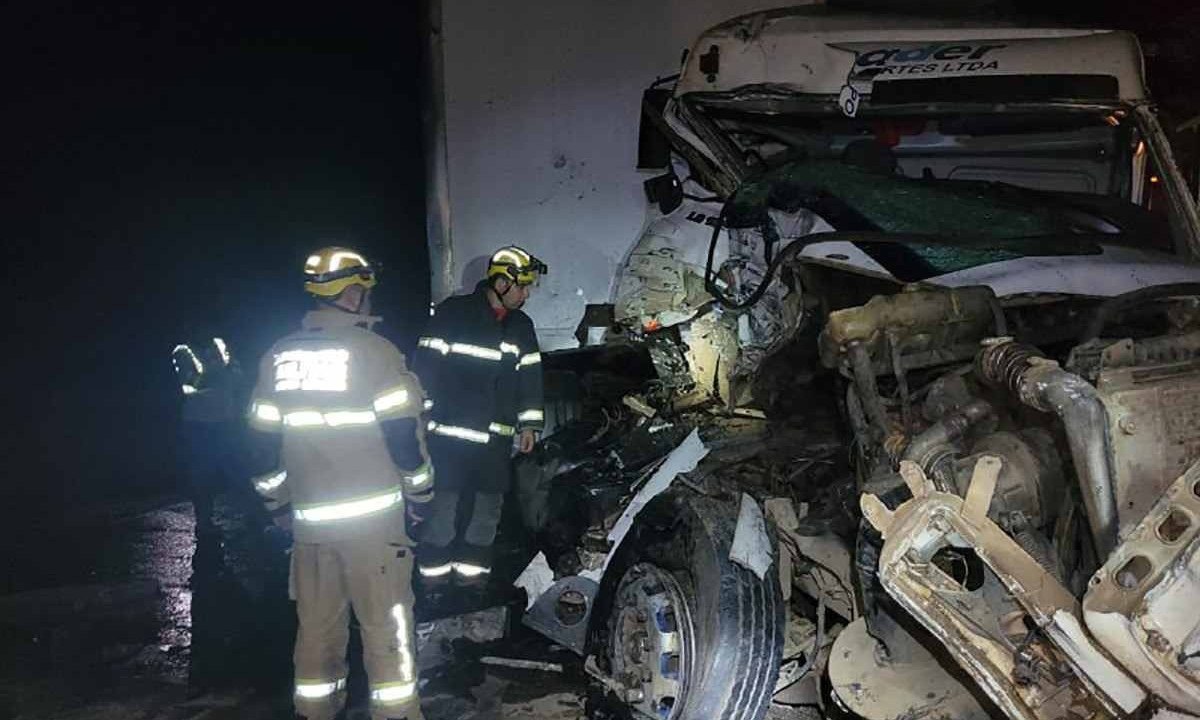 Bombeiros limpa óleo da pista e removem motorista de caminhão acidentado na MGC-122 -  (crédito: Sala de Imprensa/CBMMG)