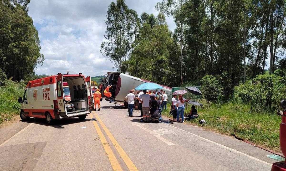 O acidente ocorreu na manhã desta quinta-feira (21/12), na BR-267, entre as cidades de Serrania e Machado -  (crédito: Sala de Imprensa CBMMG/Divulgação)