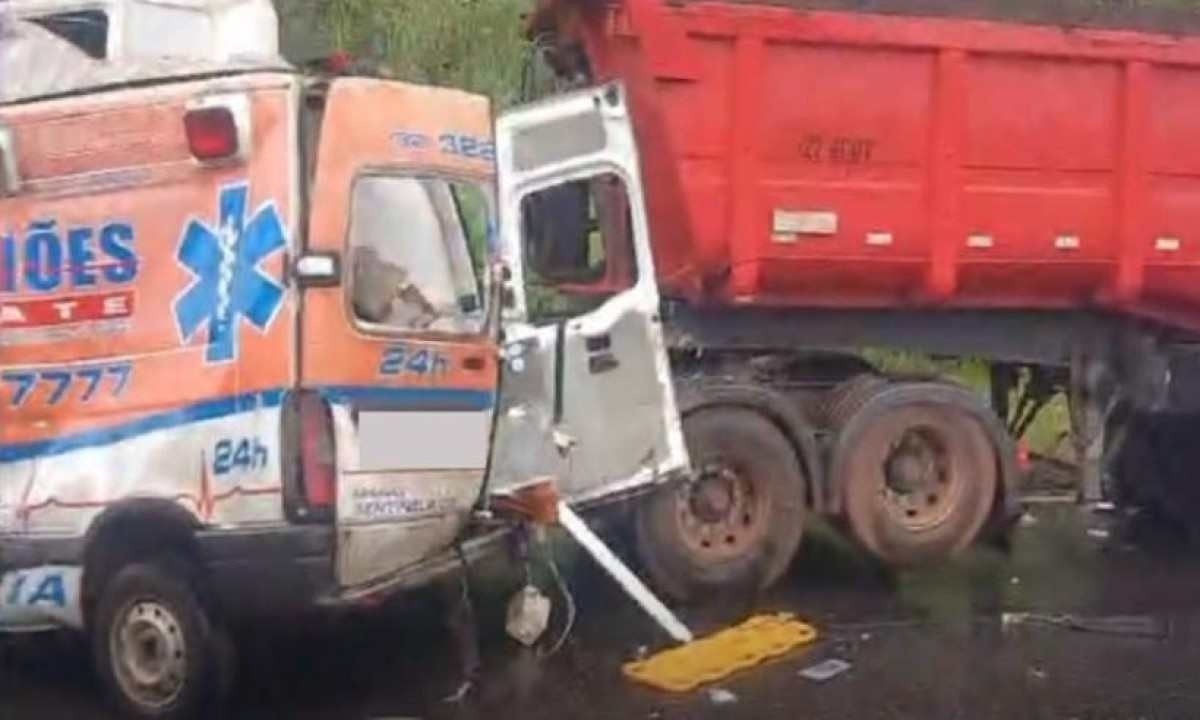 Ambulância bateu de frente com carreta na BR-040 -  (crédito: Divulgação / PRF)