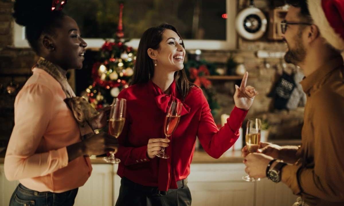Festa de Natal: em condomÃ­nios, Ã© importante estabelecer procedimentos claros para o controle de acesso de visitantes  -  (crédito: Drazen Zigic/Freepik)