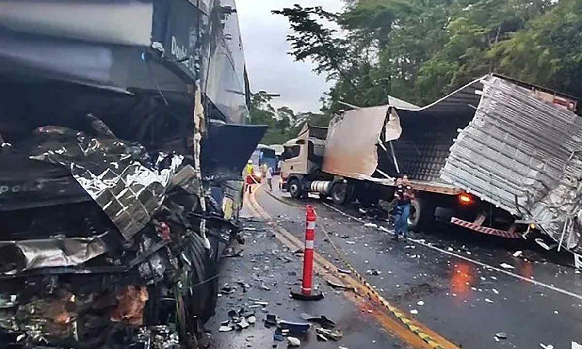 Ônibus com 57 passageiros bateu de frente contra uma carreta na BR-116. Motorista do veículo de transporte morreu e oito pessoas ficaram feridas -  (crédito: Sala de Imprensa/CBMMG)