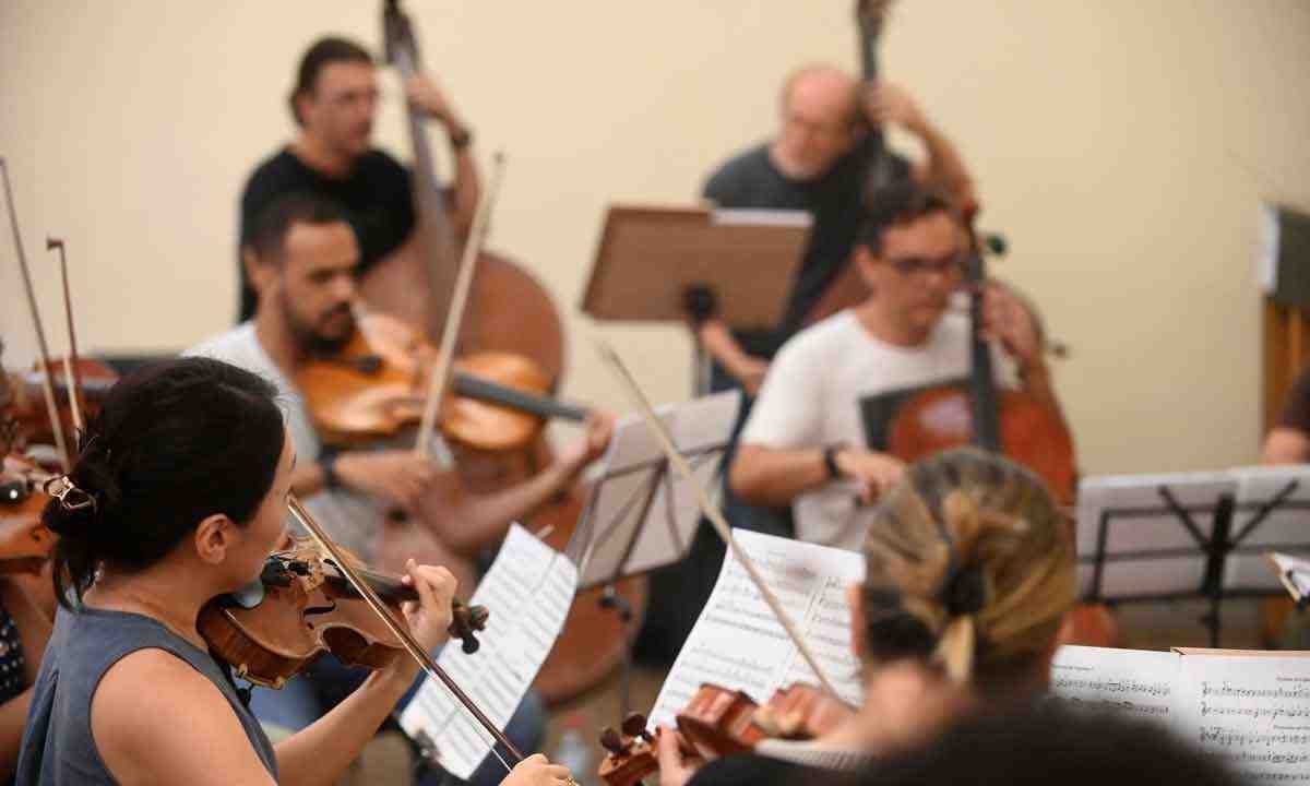 A Orquestra e o Coro Virtuosi ensaiaram ontem o concerto que fará sua estreia hoje, no palácio das artes  -  (crédito: Leandro Couri/EM/D.A.Press)