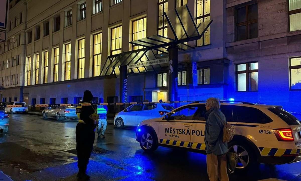 A Polícia de Praga fechou a rua Valentinská, ao lado da Biblioteca Municipal -  (crédito: Reprodução/ Redes Sociais)