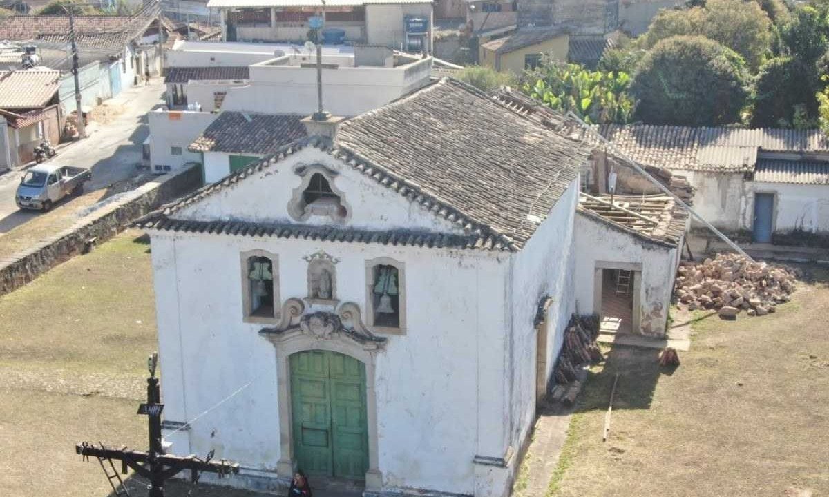 Igreja do Rosário, em Itabirito, corre o risco de desabar, de acordo com laudo técnico em mão do padre Miguel Ângelo Fiorillo, à frente do santuário há 40 anos -  (crédito: Arquivo Paróquia do Rosário)