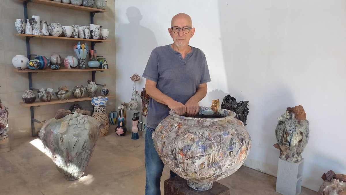 Ceramista alemão Benedikt Wiertz, do Ateliê Xakra, compartilha seus conhecimentos com os visitantes 