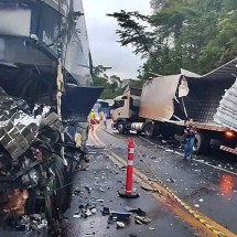 Motorista de ônibus com 57 passageiros morre em batida com carreta - Sala de Imprensa/CBMMG