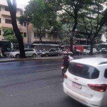 BH tem engarrafamento no trânsito e semáforos piscando em tarde de chuva - Bernardo Estillac/EM/D.A.Press