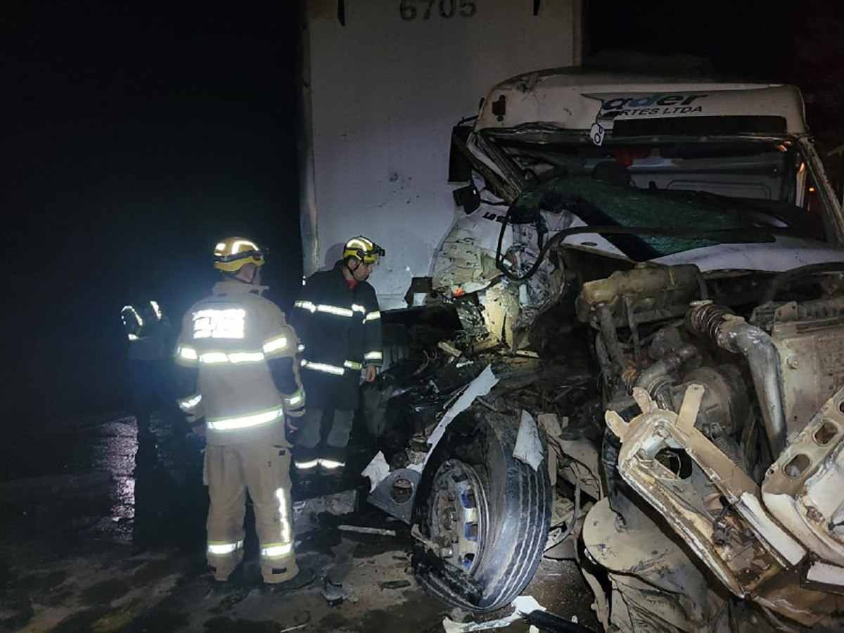 Bombeiros libertam motorista preso em caminhão que bateu em carreta