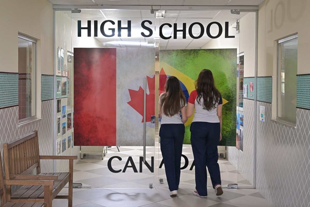 Estudantes entrando na parte do Colégio designada ao Canadian High School