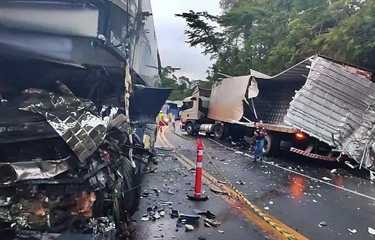 Motorista de ônibus com 57 passageiros morre em batida com carreta