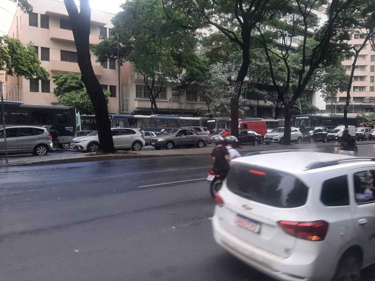 BH tem engarrafamento no trânsito e semáforos piscando em tarde de chuva