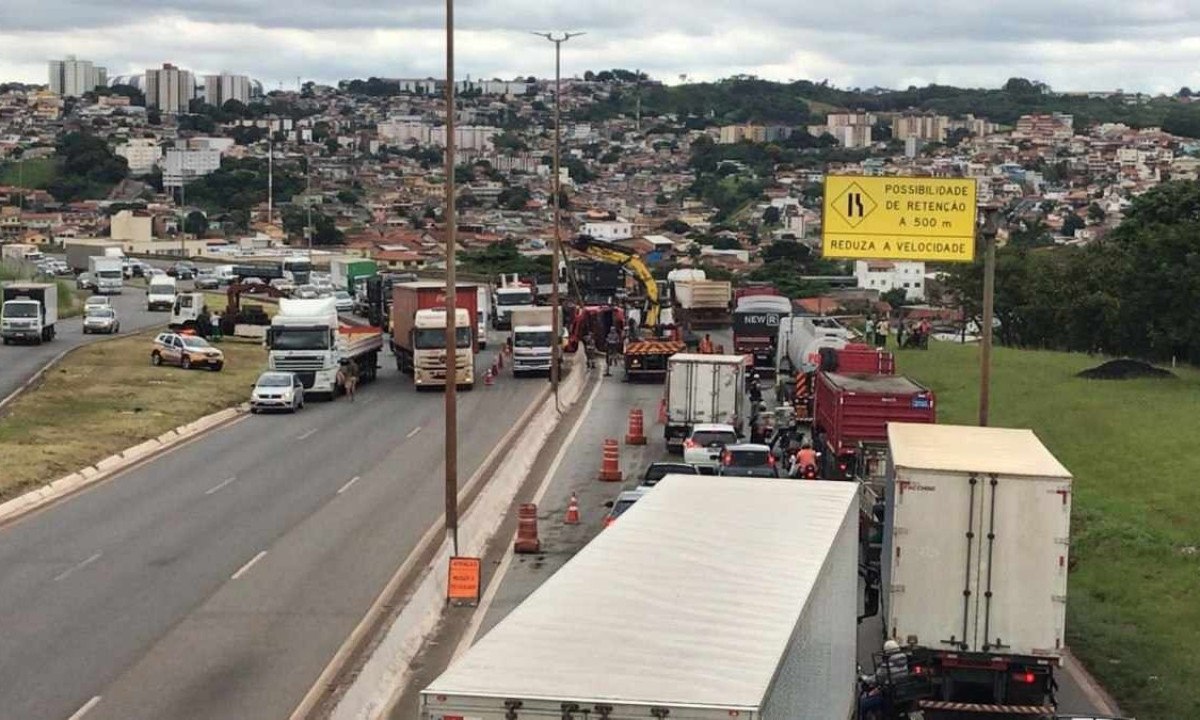 Caminhão derramou toda carga na pista do Anel Rodoviário, em BH -  (crédito: Edesio Ferreira/EM/D.A.Press)
