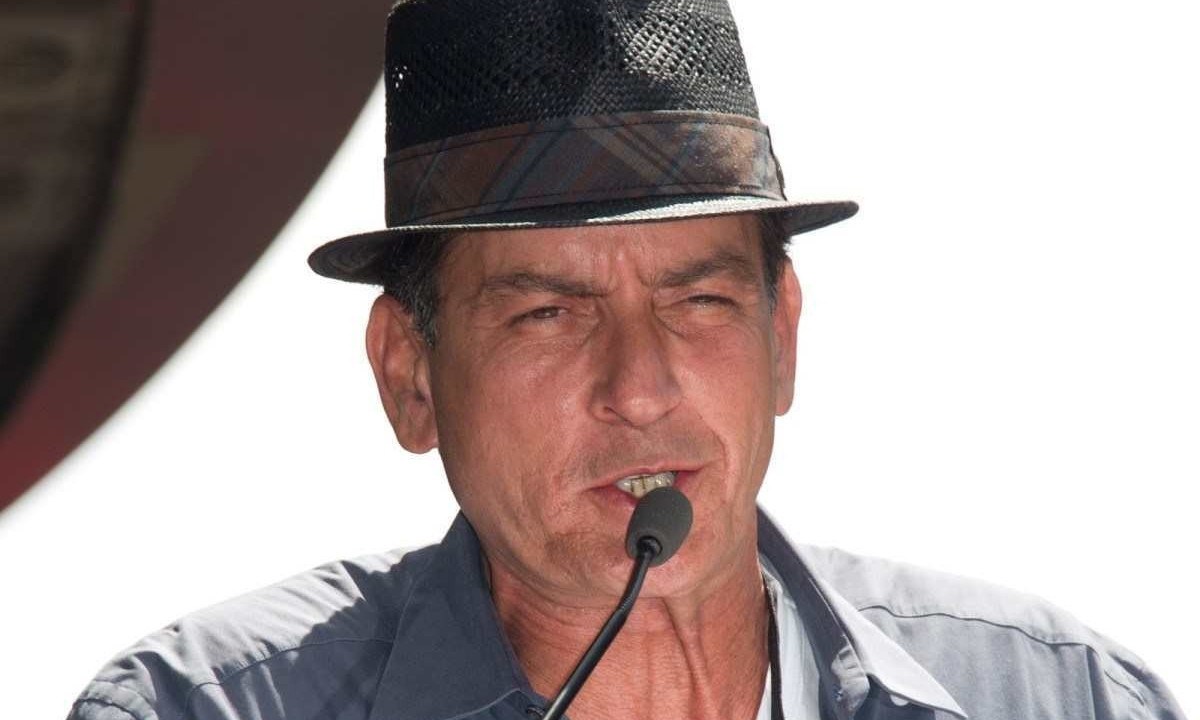 O ator Charlie Sheen -  (crédito: AFP / JOE KLAMAR)