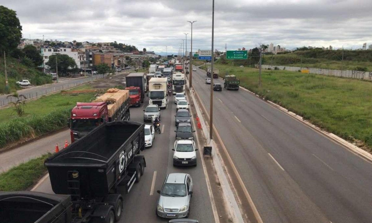 Mais cedo, um acidente deixou o tráfego congestionado no Anel Rodoviário, na altura do bairro Jardim Montanhês, Região Noroeste de BH -  (crédito: Edesio Ferreira/EM/D.A.Press)