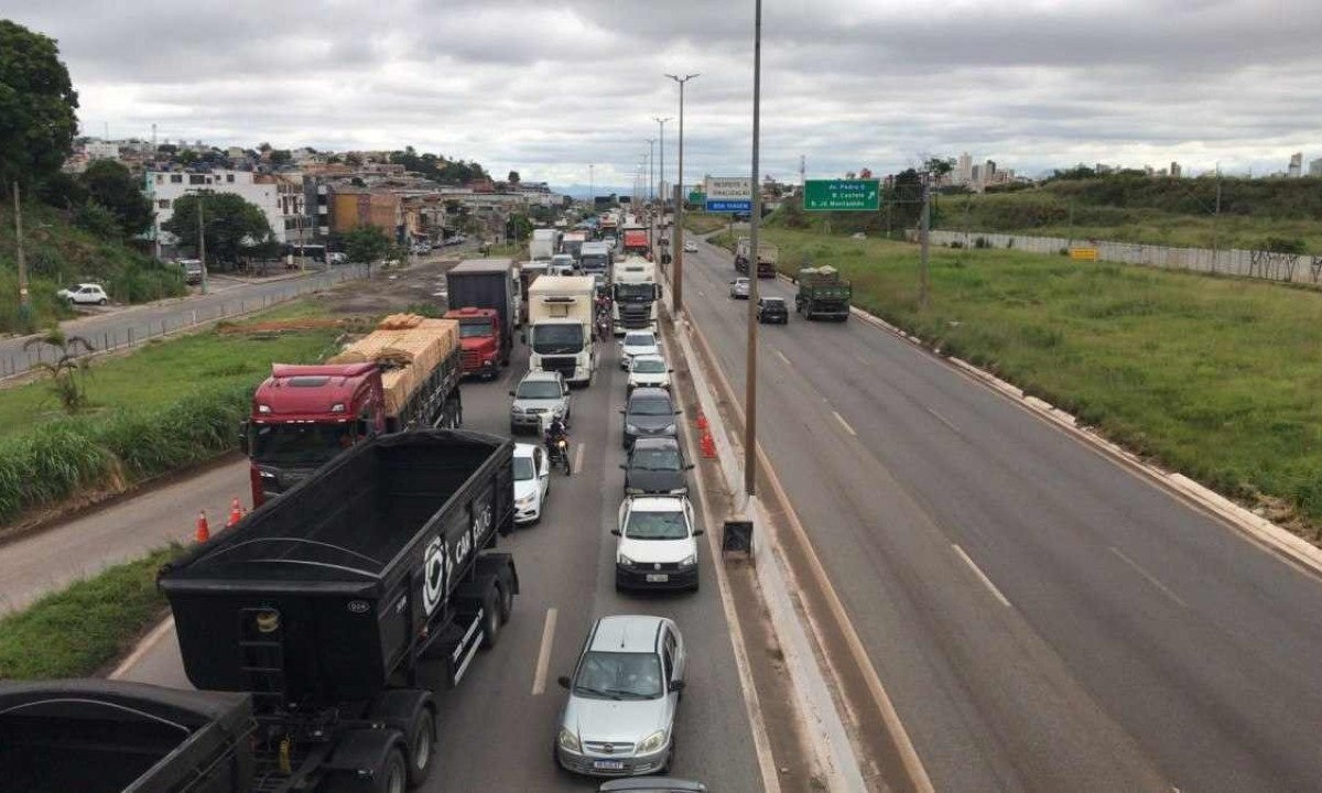 Motoristas também encontraram interdições em decorrência da má conservação das pistas -  (crédito: Edesio Ferreira/EM/D.A.Press)