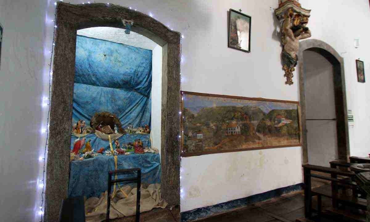 O presépio e a paisagem feita por autor desconhecido, que remete ao povoado de cuiabá e é mostrada somente no período natalino: obra foi encontrada em armário atrás de um altar há 20 anos

 -  (crédito: EDÉSIO FERREIRA/EM/D.A PRESS)