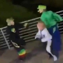 Vídeo: 'Chaves' e 'Luigi', do 'Super Mario' trocam socos e chutes em cidade mineira - Reprodu&ccedil;&atilde;o/Redes Sociais