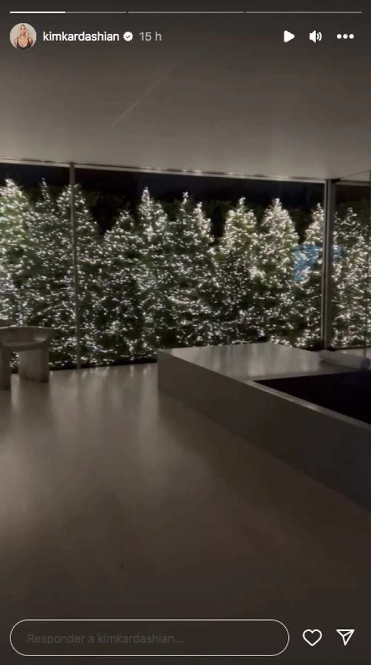 Kim Kardashian decorou até seu banheiro para o Natal Kim Kardashian decorou até seu banheiro para o Natal