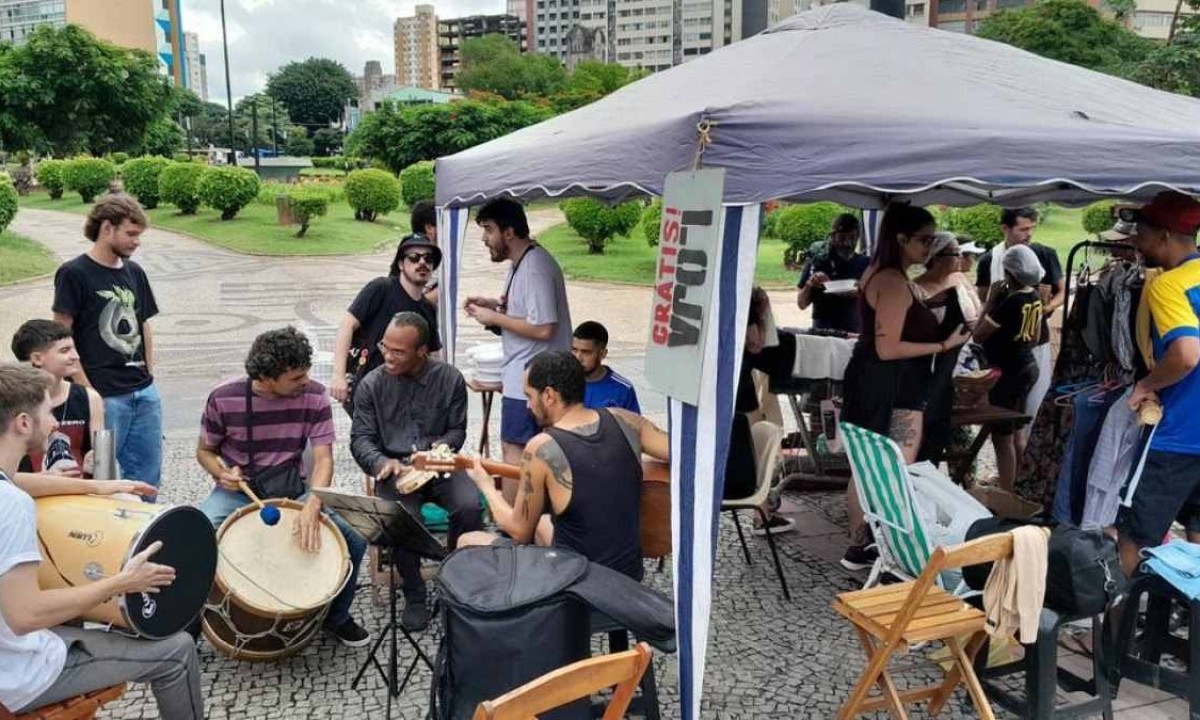 Ação ocorreu na Praça Raul Soares neste sábado (23/12) -  (crédito: Kasa invisível/Divulgação)