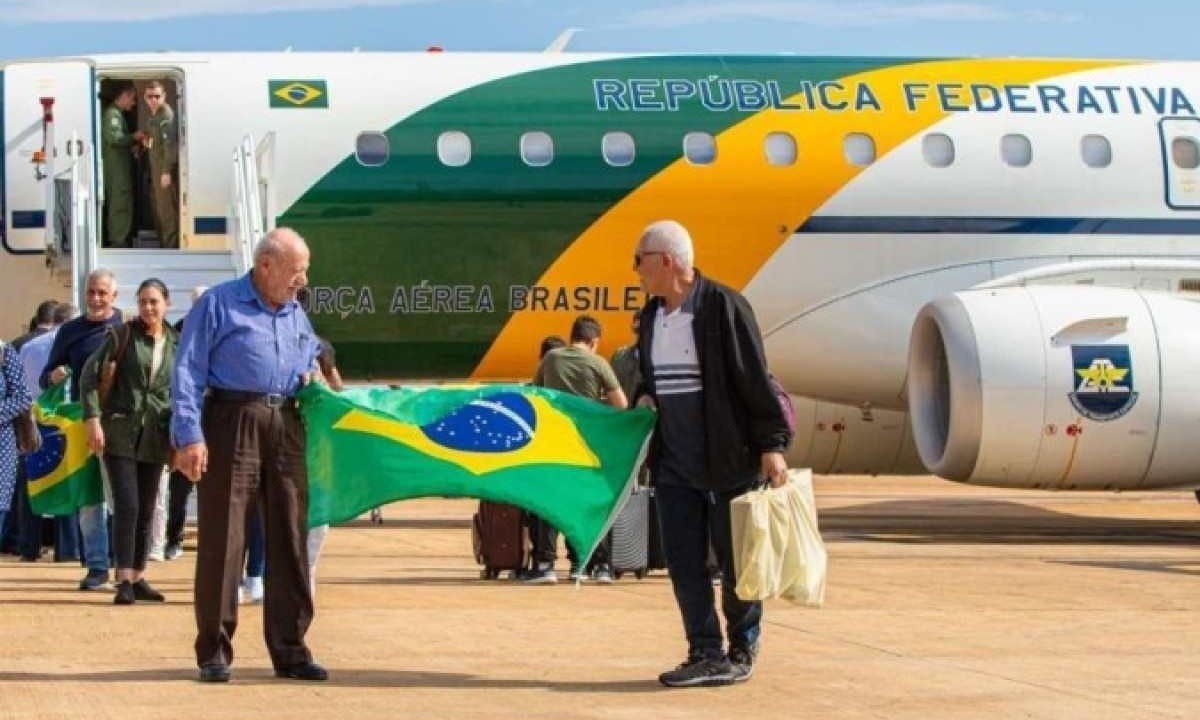 Primeiro grupo de brasileiros repatriados dos territórios palestinos ocupados por Israel chegou à Base Aérea na manhã de ontem: alívio e segurança -  (crédito: Divulgação João Risi / PR)