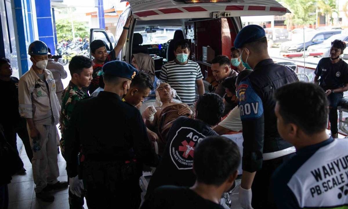 Trabalhador chinês que ficou ferido na explosão é levado ao Hospital Geral Regional de Morowali, em Sulawesi Central -  (crédito: AFP)