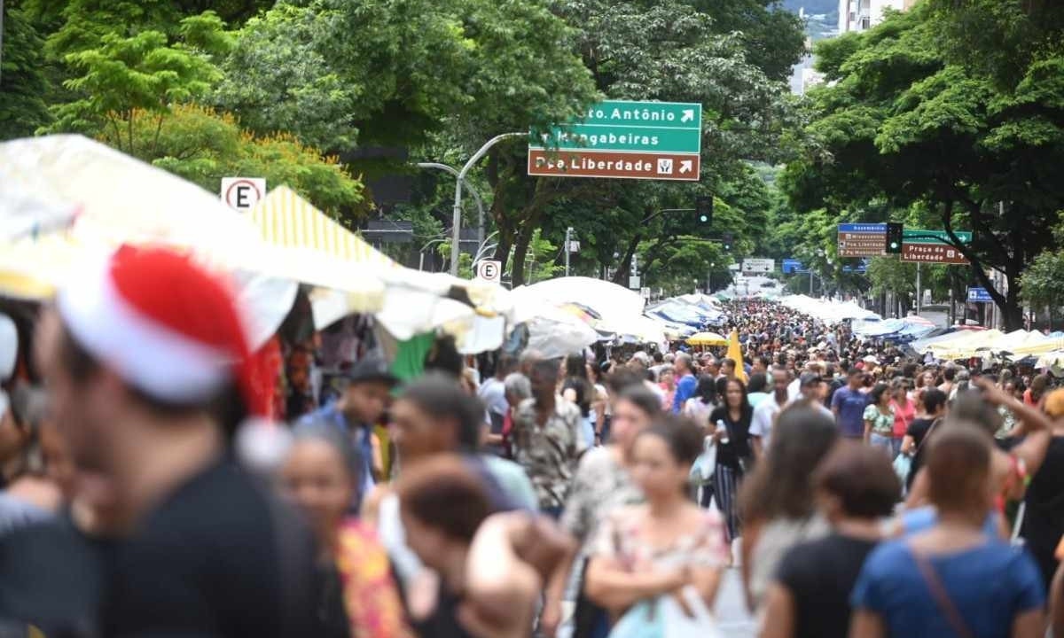 Movimento grande na Feira Hippie, em BH, na véspera de Natal -  (crédito: Leandro Couri/EM/D.A. Press)