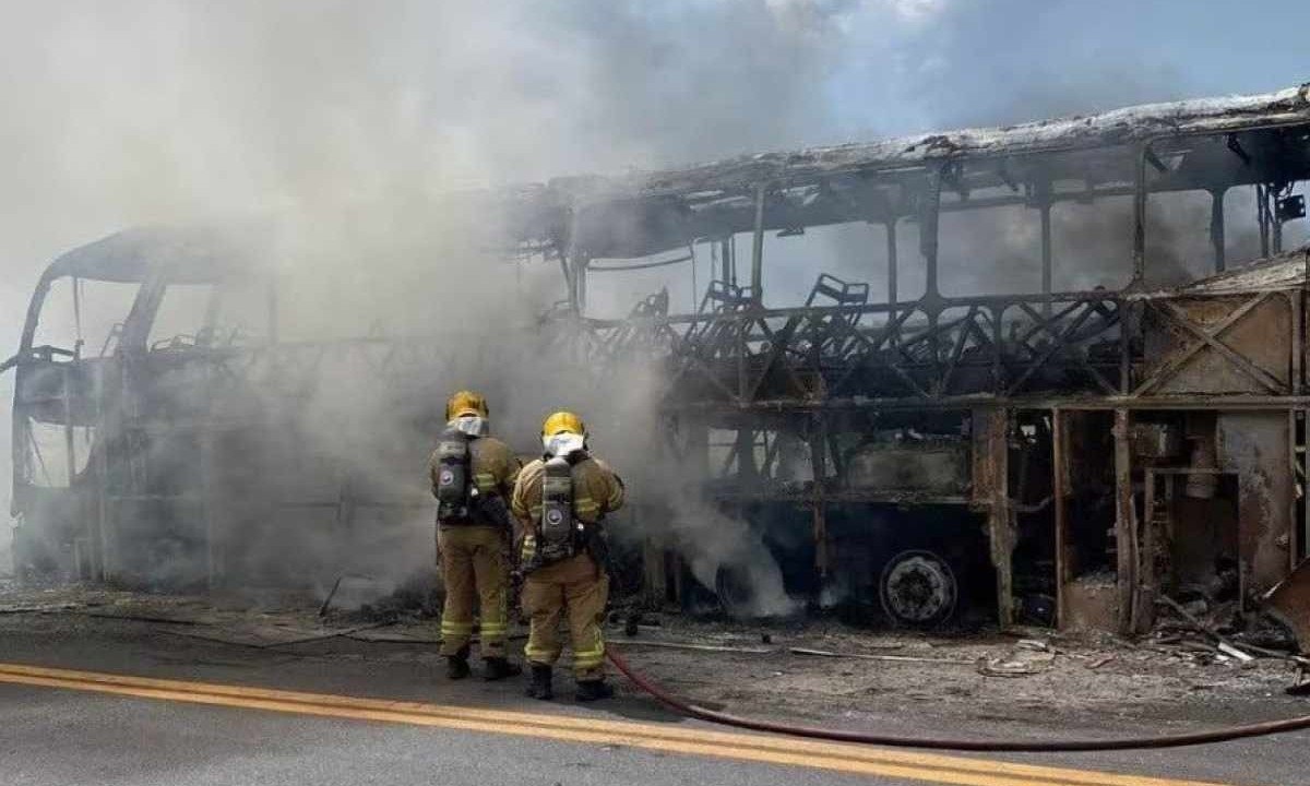 Ônibus que seguia viagem para o Paraná pegou fogo em estrada no Norte de Minas -  (crédito: Corpo de Bombeiros/Divulgação)