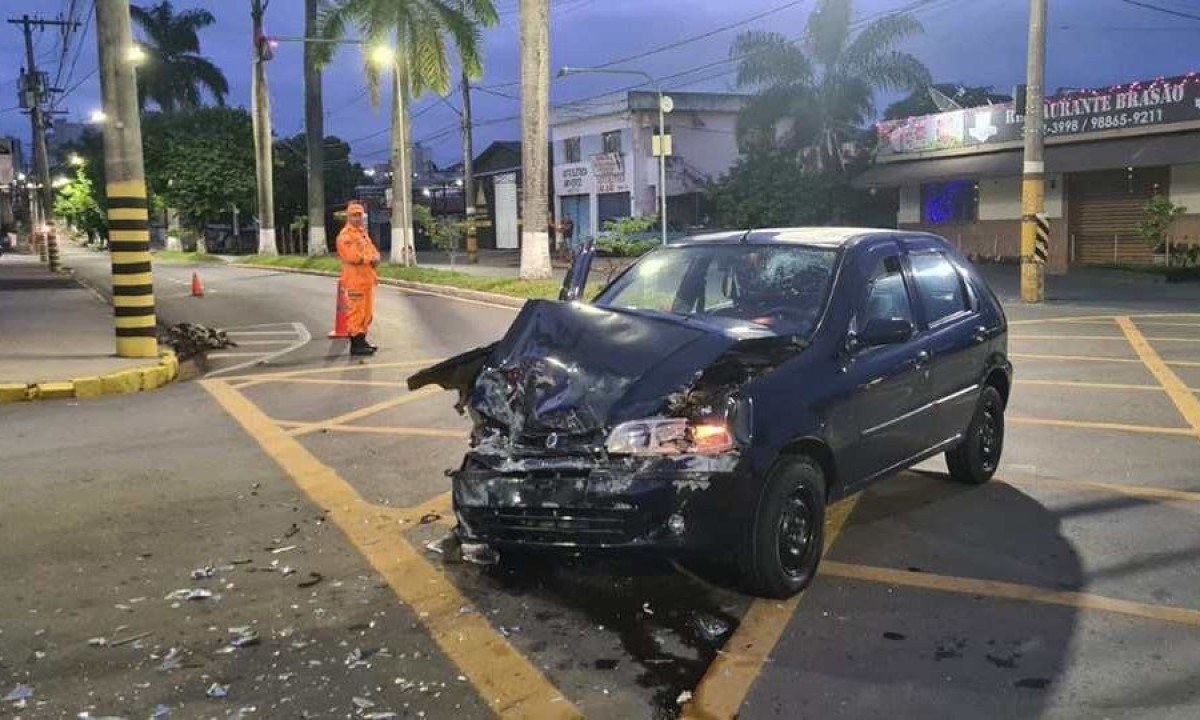 Mulher saiu ferida depois de bater em uma caminhonete no cruzamento durante a madrugada, em Alfenas -  (crédito: Sala de Imprensa/CBMMG)