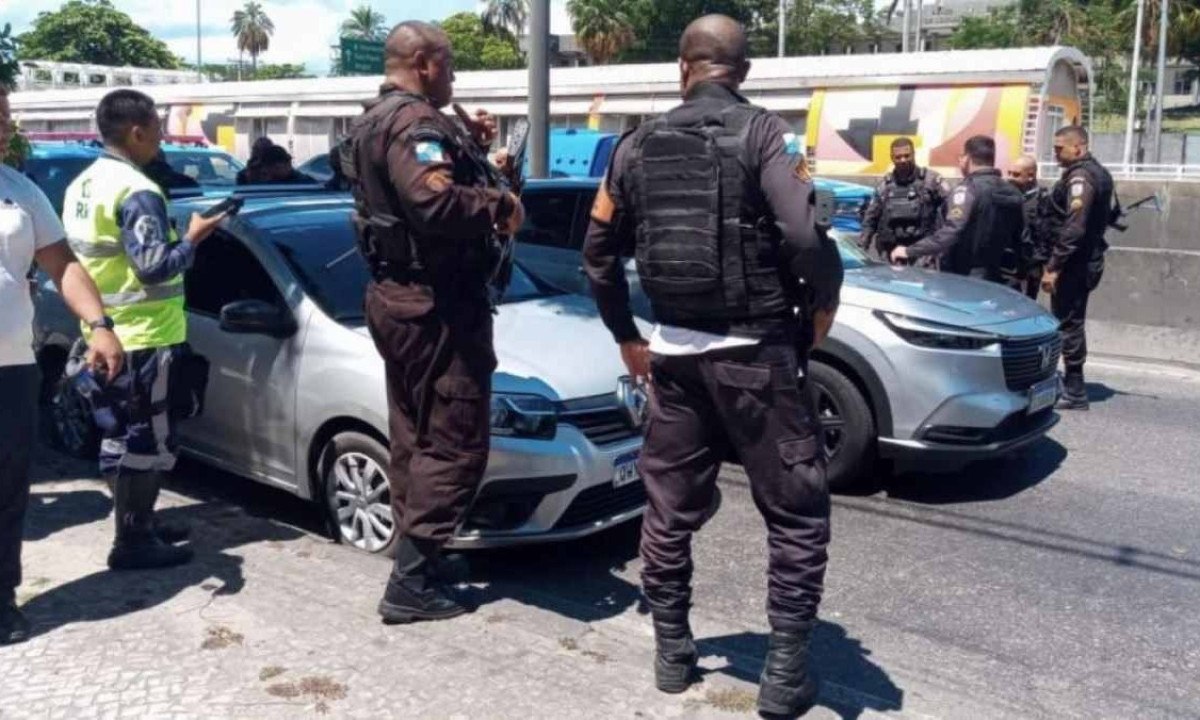 Criminosos e policiais trocam tiros na Avenida Brasil, uma das principais do Rio de Janeiro, e nove pessoas ficam feridas -  (crédito: Reprodução/Redes Sociais)