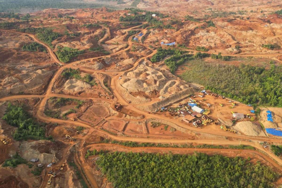 Foto aérea, tirada em 14 de maio de 2023, mostra o Parque Industrial Indonésia Morowali (IMIP), um dos maiores produtores de níquel em Konawe Utara