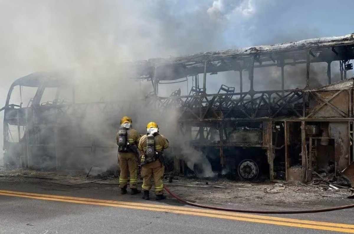 Ônibus de viagem com 40 passageiros pega fogo no Norte de Minas