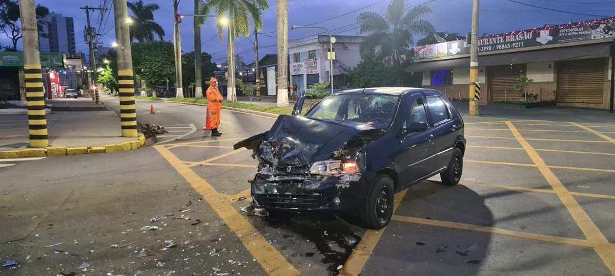 Mulher fica ferida em batida de caminhonete com Palio em Alfenas