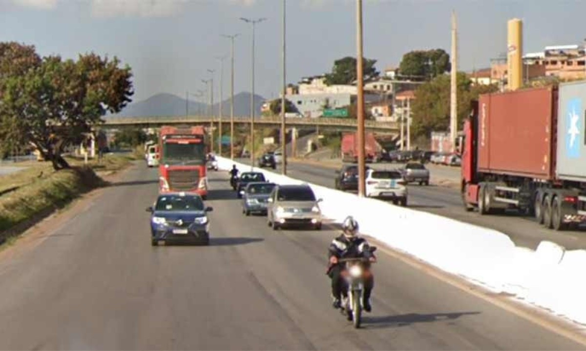 Trecho onde motociclista de 25 anos morreu ao bater em carro e ser lançado contra mureta de separação do Anel Rodoviário -  (crédito: Reprodução/Google StreetView)