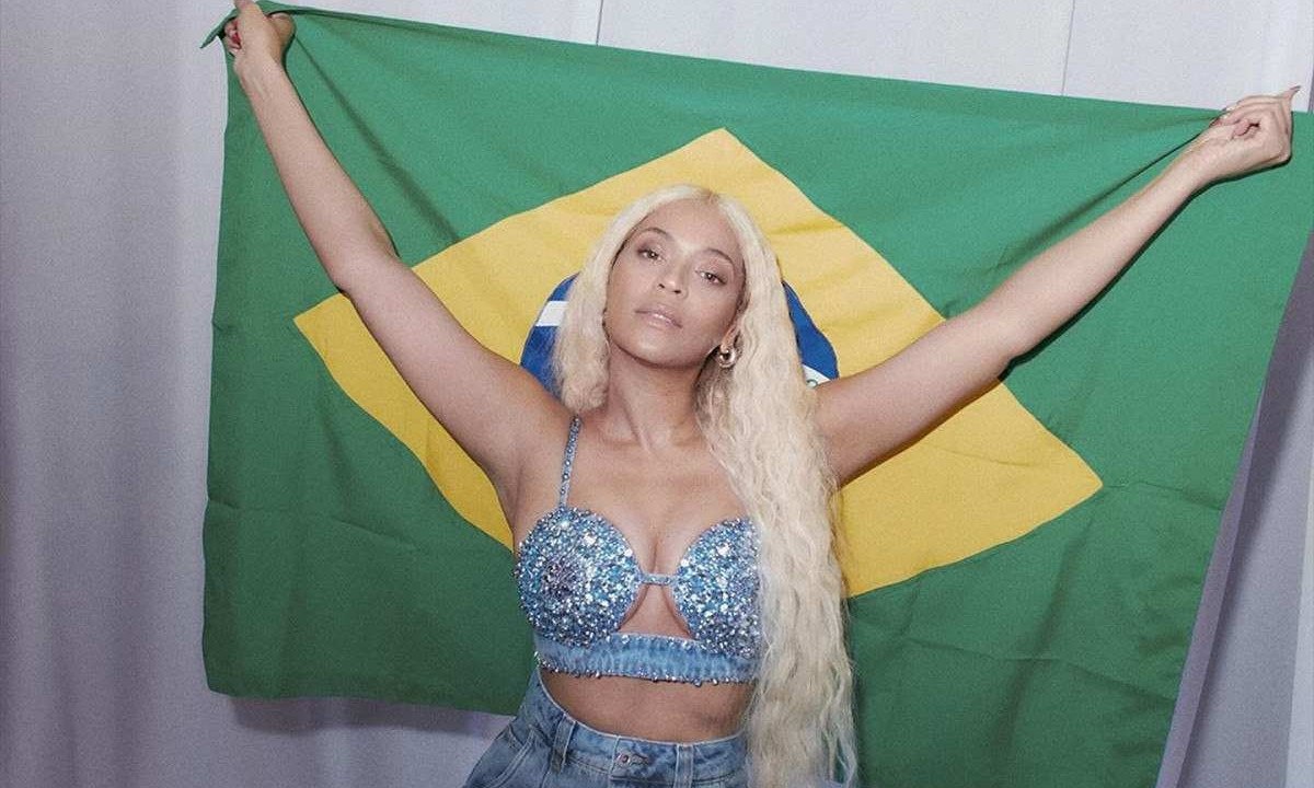 Beyoncé segura bandeira do Brasil em passagem por Salvador -  (crédito: Reprodução/Instagram)