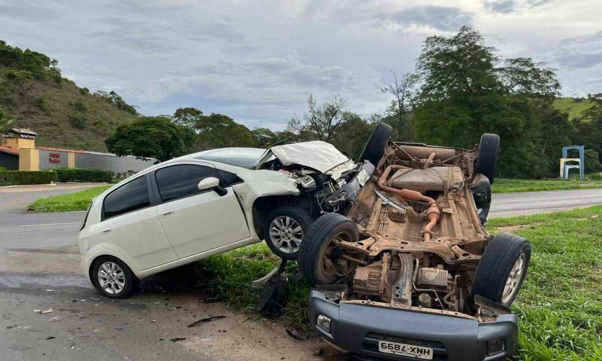 Motorista faz conversão errada em trevo e provoca acidente em estrada de Minas Gerais -  (crédito: Wellington Barbosa/EM/D.A.Press)