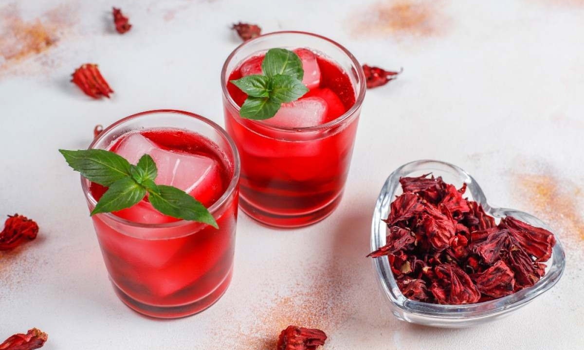 No dia seguiente a ceia, nutricionista recomenda o consumo de chás diuréticos, que irão ajudar a desinchar, como o chá de hibisco -  (crédito:  azerbaijan-stockers/Freepik)