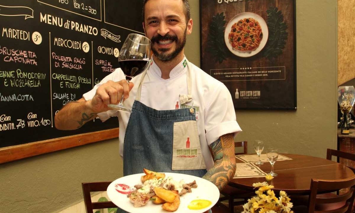 O chef Simone Biondi, do Est! Est!! Est!!!, indica o straccetti al quattro formaggi, um dos destaques do revéillon da casa italiana
 -  (crédito: Edésio Ferreira/EM/D.A Press)