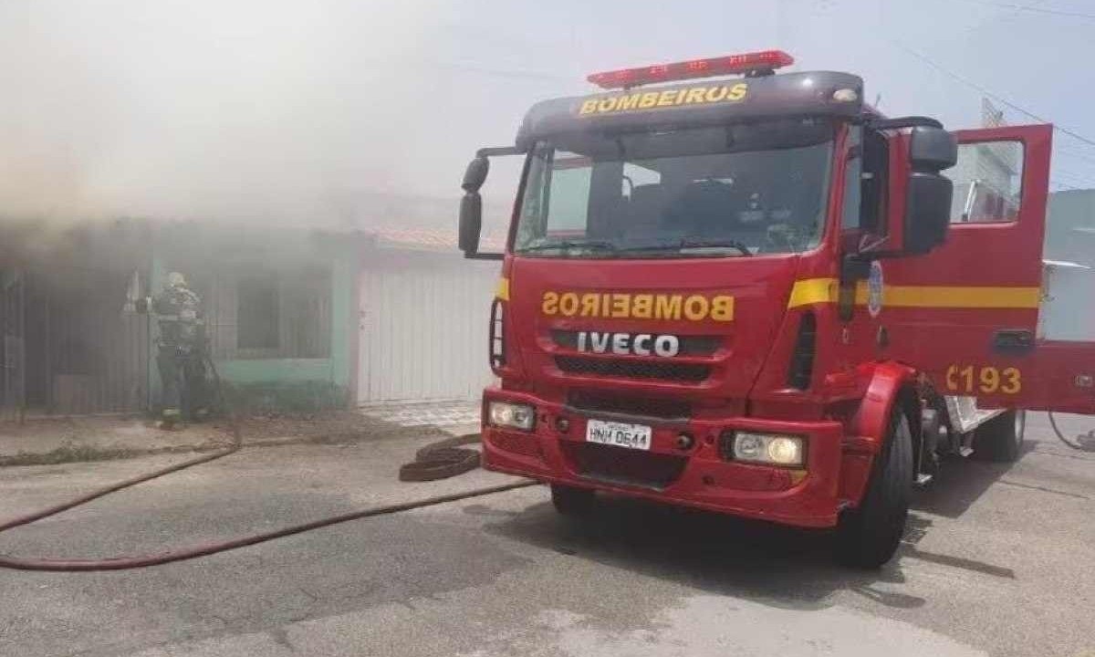 Depois de discutir com a esposa, homem ateou fogo em colchões no interior de Minas Gerais -  (crédito: Corpo de Bombeiros/Divulgação)