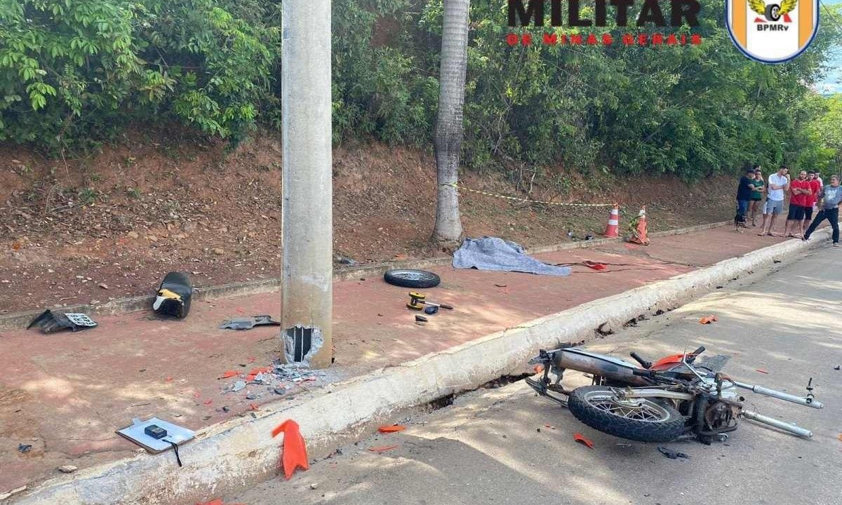 Após o acidente, a moto ficou destruída no acostamento  -  (crédito: PMMG/Divulgação )