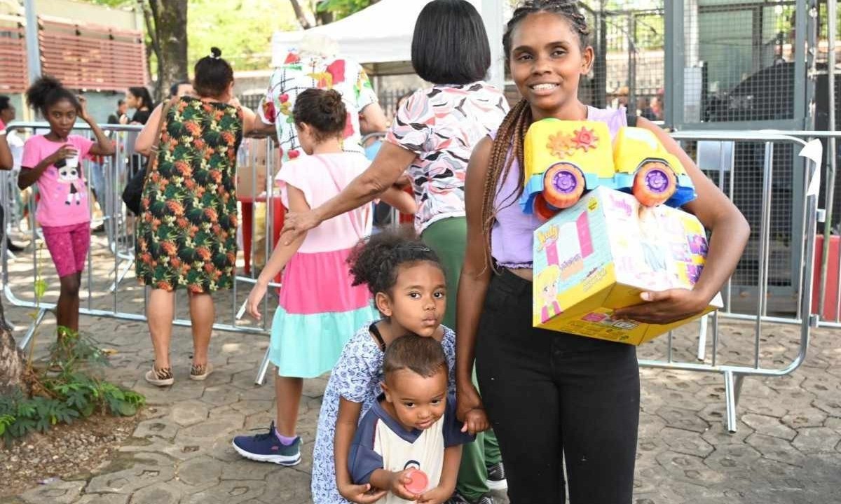 Criançada sai de casa para estrear presentes de Natal em Belo Horizonte
