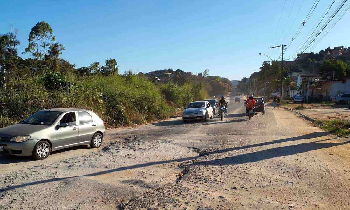 Trecho da BR-418 em Teófilo Otoni, na viagem rumo à Bahia, concentra más condições que são predominantes no conjunto das rodovias avaliadas pela CNT -  (crédito: CNT/Divulgação)