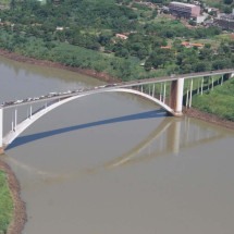 Concorrência chinesa muda perfil de fluxo na fronteira com o Paraguai -  Itaipu/Divulgacao - Vista aerea da Ponte da Amizade, que liga Foz do Iguacu (Brasil) a Ciudad del Este (Paraguai)