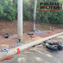 Motociclista morre ao fazer manobra e se chocar contra poste na BR-352  - PMMG/Divulgação 