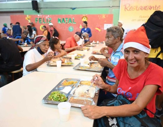 Alexandra Ferraz celebra a união no Natal do restaurante popular