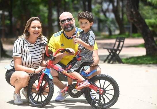 Mariana, Túlio e o pequeno Bernardo saíram para estrear a bicicleta que chegou do Papai Noel