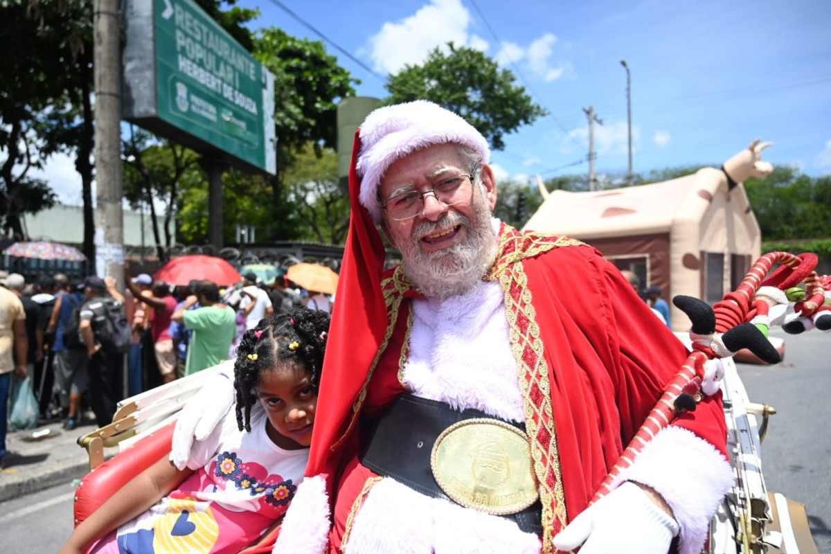 BH: Com Papai Noel e presentes, milhares celebram Natal no Restaurante Popular
