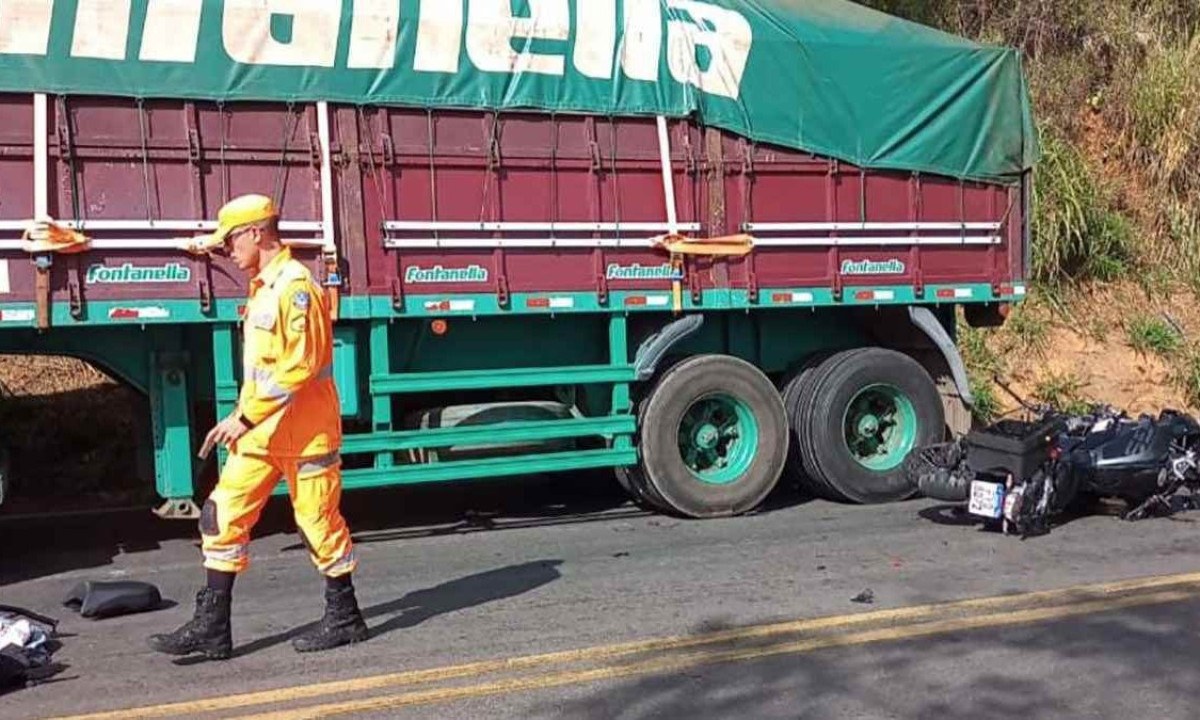 Motociclista não conseguiu ultrapassar a carreta e acabou sendo atropelado pelo veículo de transporte de cargas -  (crédito: Reprodução/Redes Sociais)